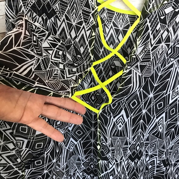 Torrid Black & White S/S Tribal Pattern Top Size 4 - Picture 3 of 7